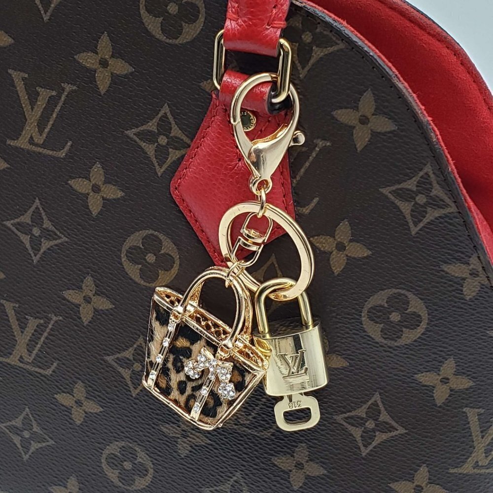 LV Gold Padlock Authentic 🔑 Luxury Bag Charm w/ Unbranded Leopard Keychain - Picture 6 of 7